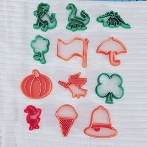 FARBERWARE 12 Piece Dinosaur/ Holiday/ Random Set
